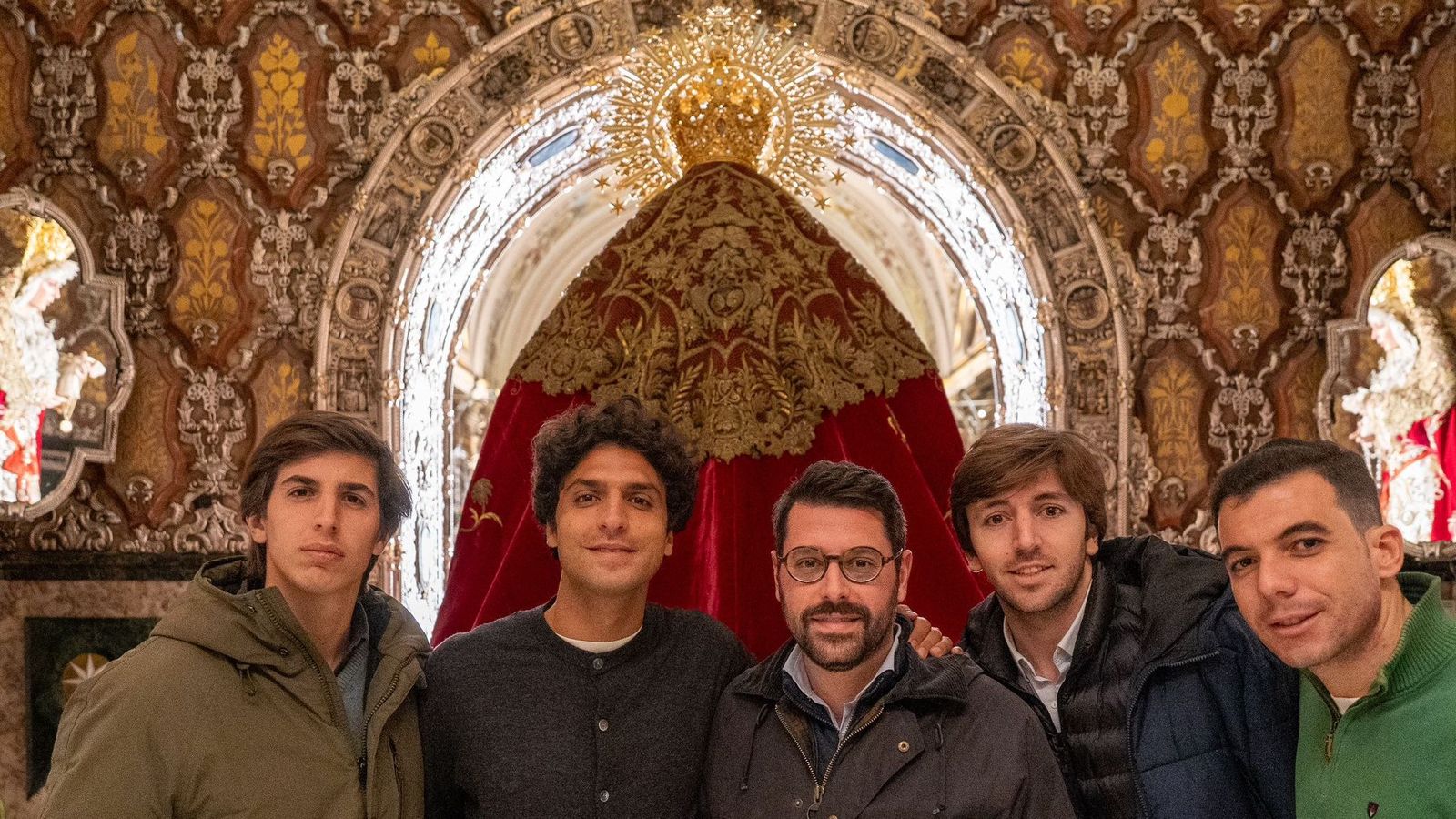 Tomás Páramo (segundo desde la izquierda), en el camarín de la Virgen de la Esperanza