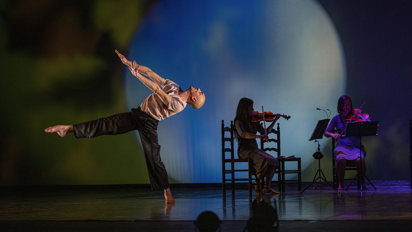 Manuel Cañadas baila ante una inmensa luna y parte del sexteto de cuerda Almaclara.