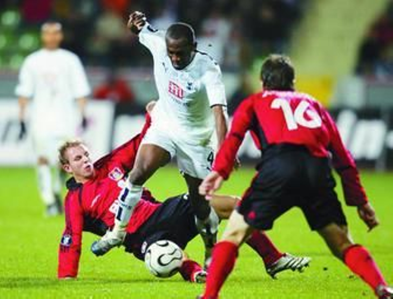 Zokora trata de llevarse el balón ante dos jugadores del Bayern Leverkusen en un partido de la Copa de la Uefa.
