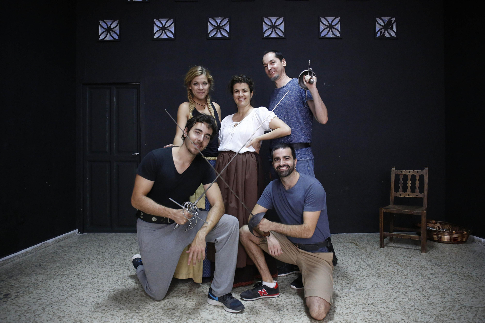 El elenco de 'Donde hay agravios no hay celos', al completo, en el local de ensayo de Pata Teatro.