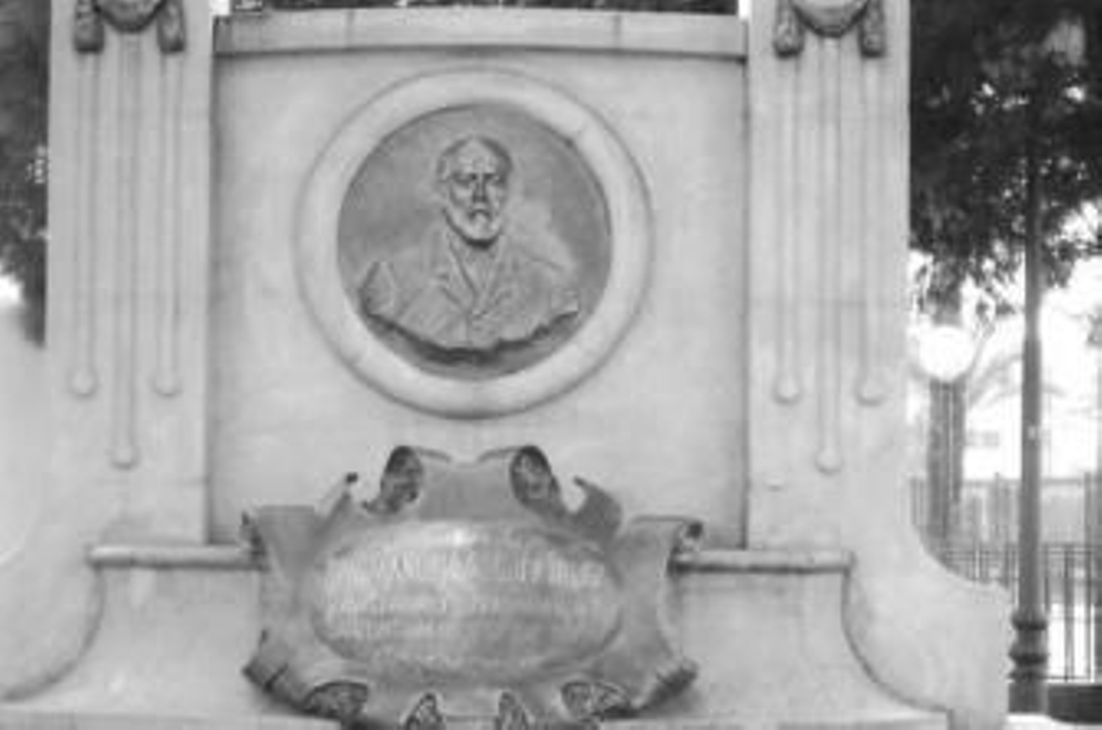 Monumento a Manuel Vázquez López, en su emplazamiento actual.