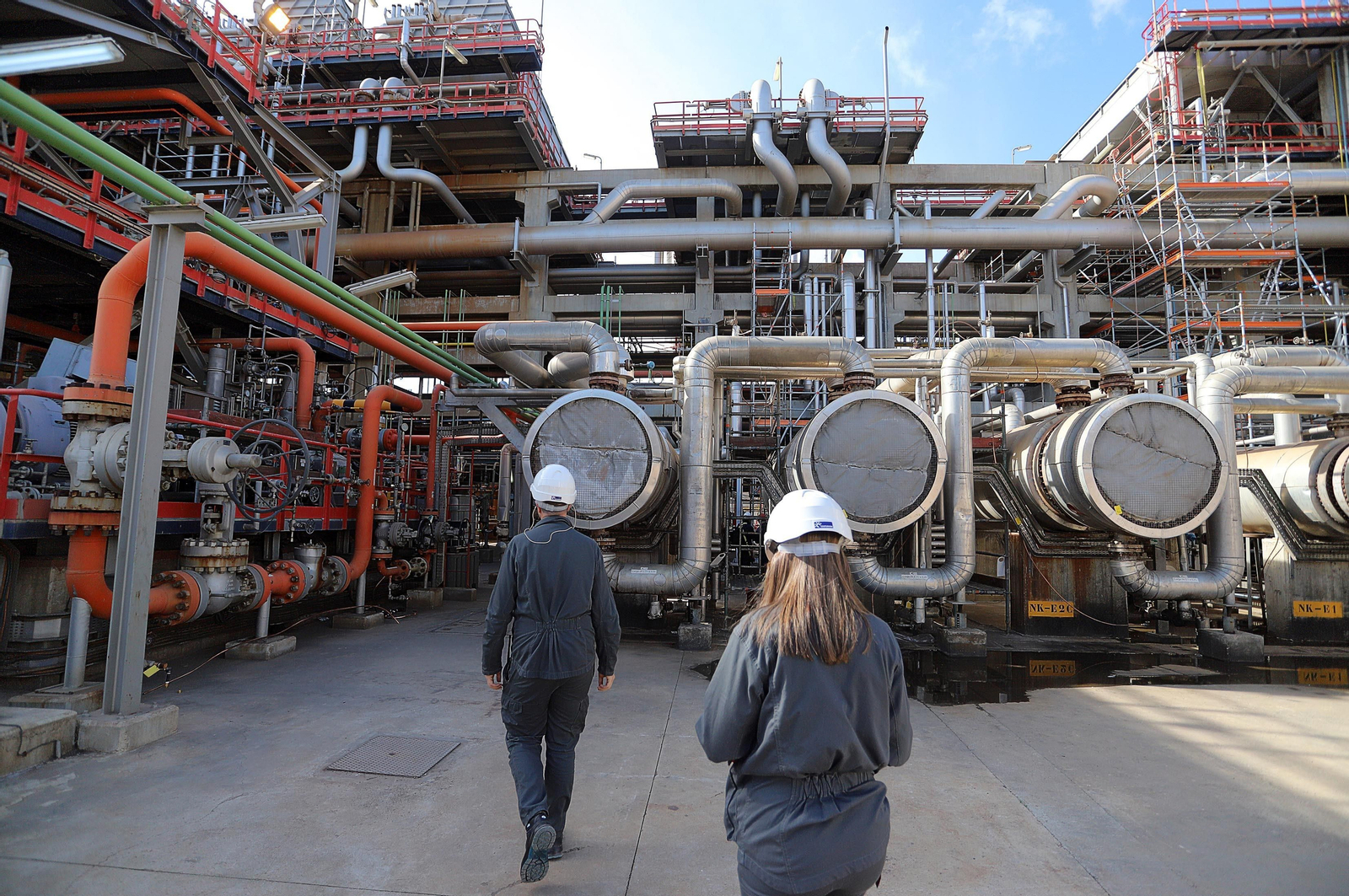 Cepsa fabrica combustible sostenible en el polo energético de La Rábida (Huelva) a partir de huesos de aceituna y otros residuos vegetales, en imágenes