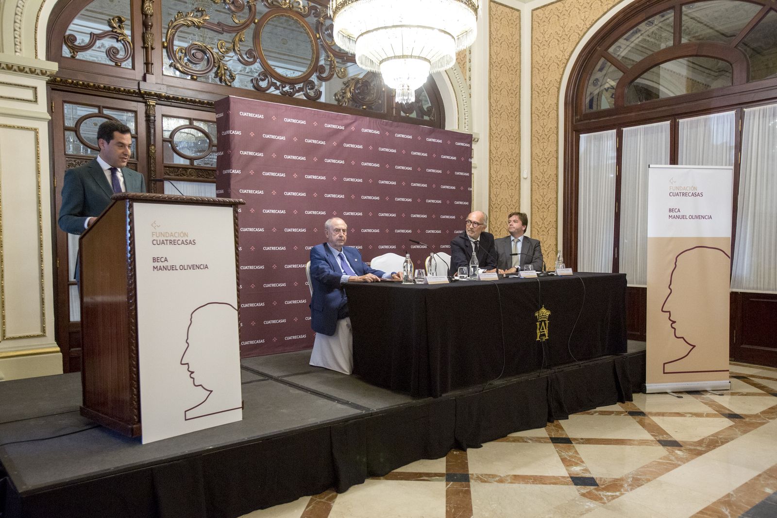 Las imágenes de la entrega de la Beca Manuel Olivencia