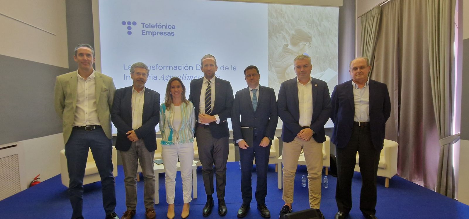 De izquierda a derecha, Juan Carlos Vega, responsable de servicios y suministros de DCOOP; Fernando Moraleda, Senior Advisor y director de la oficina Next Gen Agro de Llorente y Cuenca; María Eugenia Borbore e Iván Vidal, de Telefónica España; Oscar Lozano, CIO de Acesur; Víctor Montoro, Vicepresidente de Diputación de Córdoba y responsable de Programas Europeos, y Francisco Requena, CIO de Faccsa.