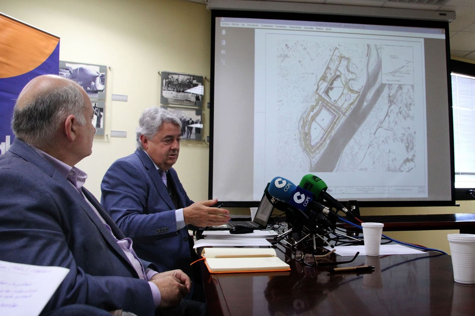 El responsable del proyecto de regeneración de las balsas de fosfoyesos, Juan Ramón Miró, en  su comparecencia de esta mañana