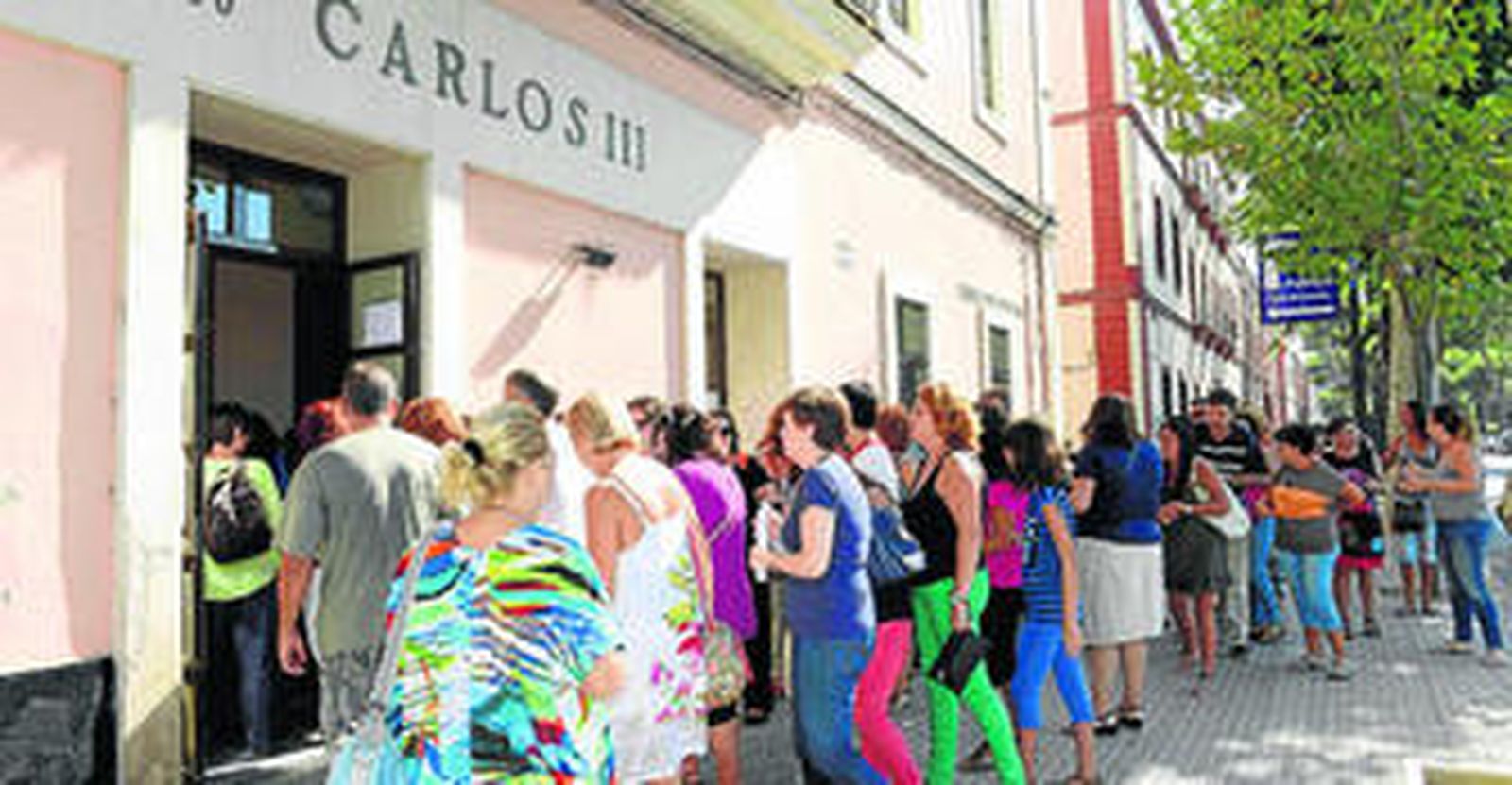 Los progenitores del alumnado de quinto y sexto de Primaria acudieron ayer al Carlos III para asistir a una reunión informativa sobre el traslado a San Rafael.