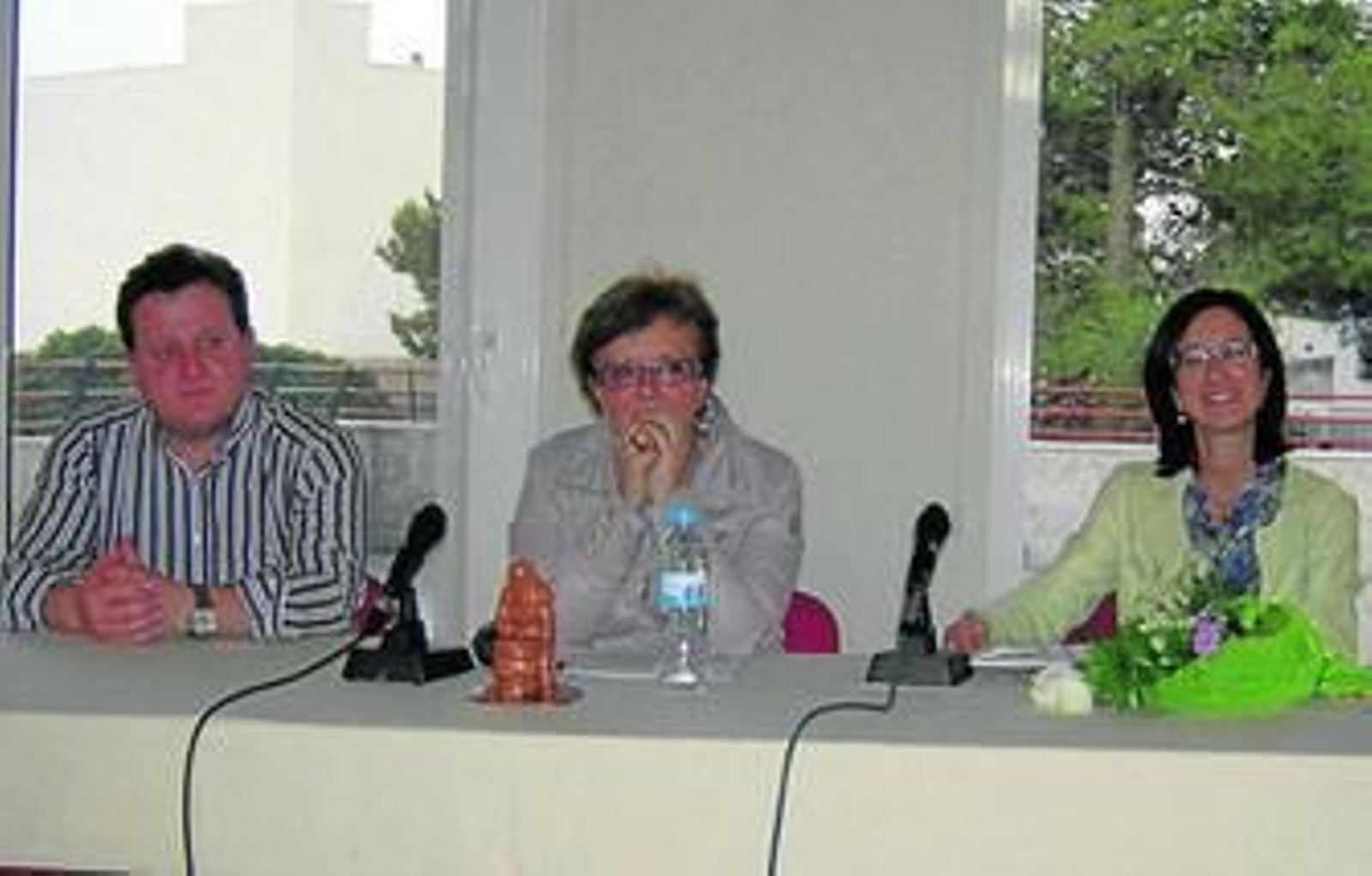 Felipe Berenguel, concejal de Cultura, Aurora López y Rosa Rodríguez, coautora del proyecto.