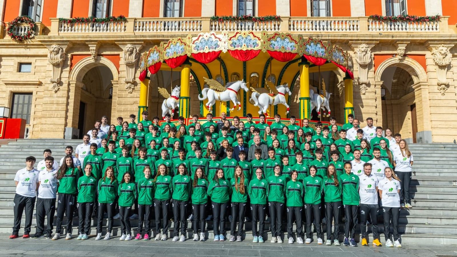 Concentración de las Selecciones Andaluzas de Balonmano en San Fernando, foto de familia en la escalinata del Ayuntamiento isleño