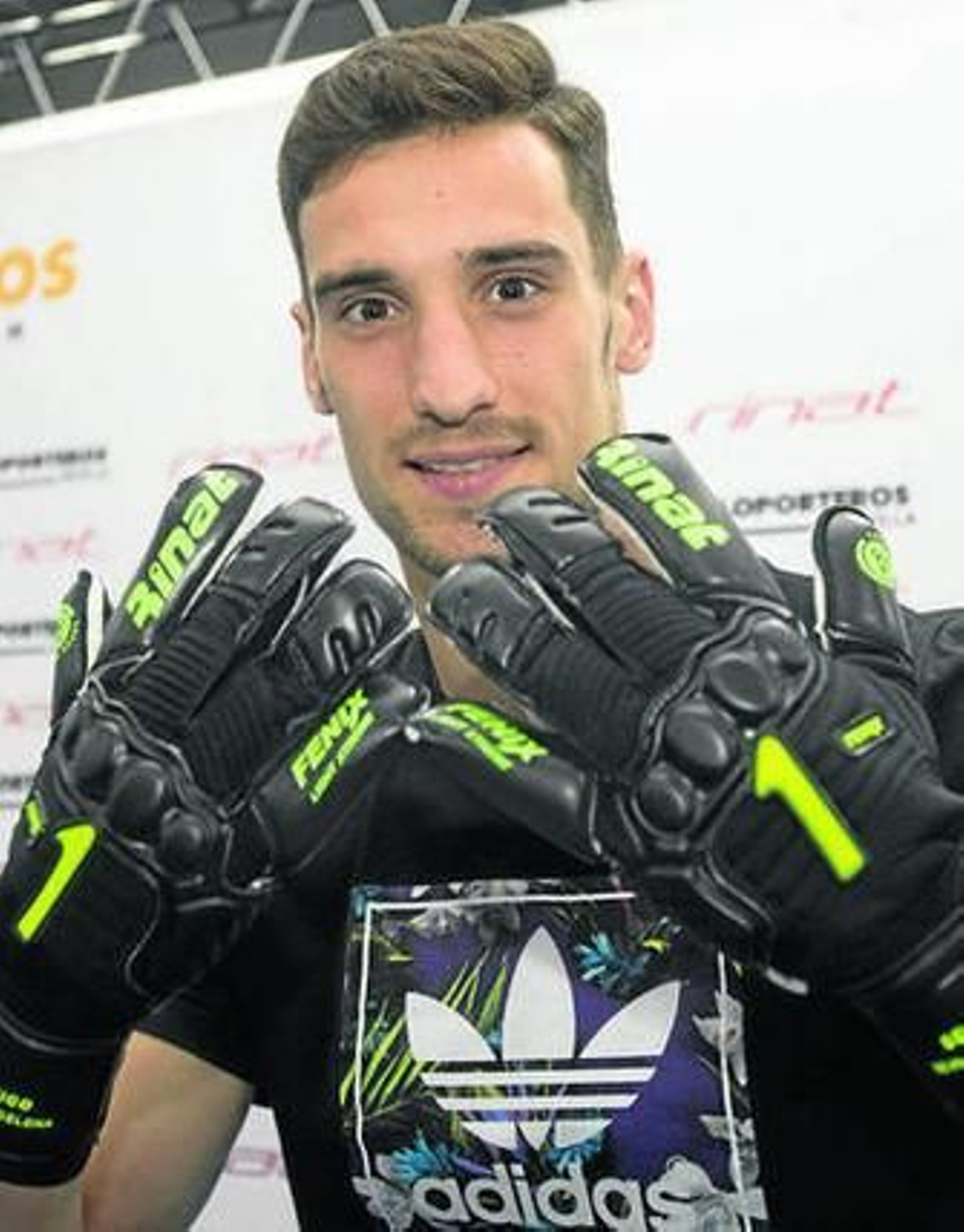 Sergio Rico, en la presentación de los guantes que estrenó el sábado.