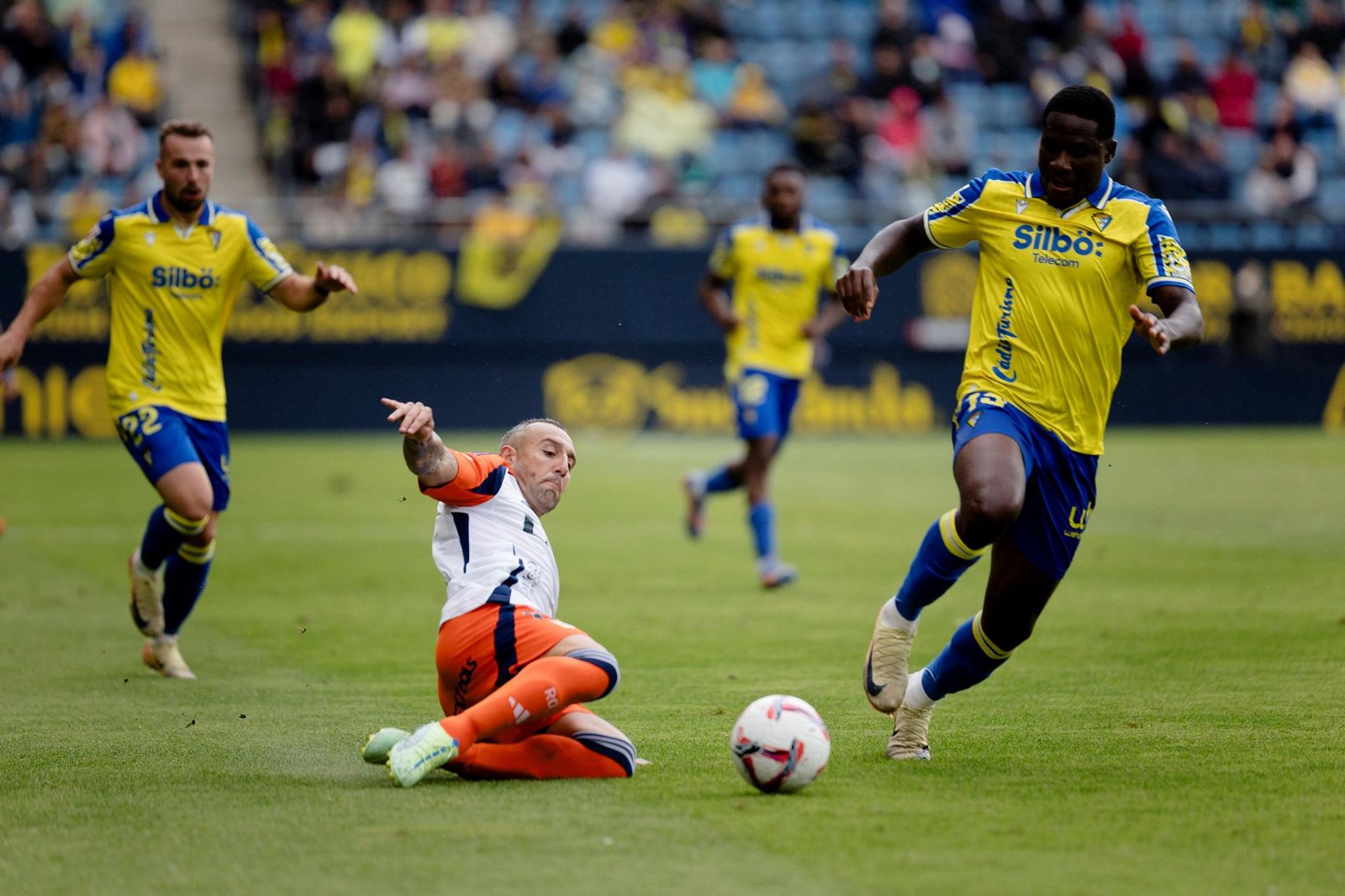 Mwepu va a por el balón en el partido contra el Oviedo.