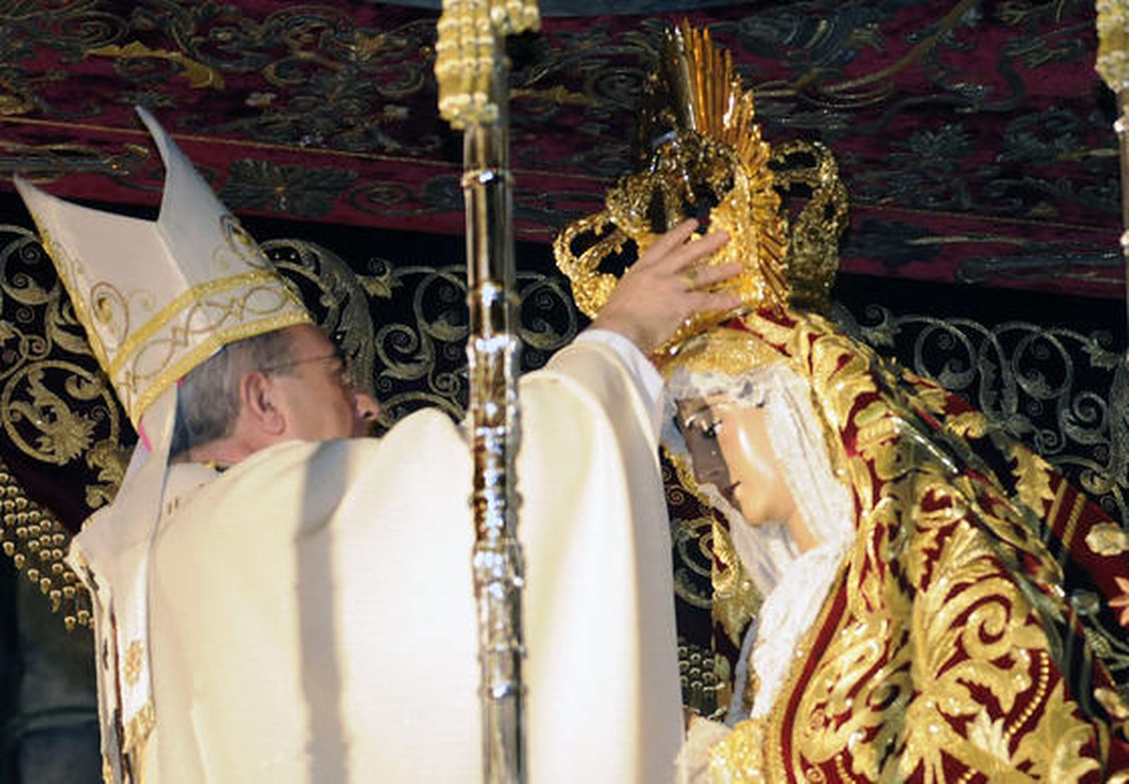 Acto de coronación de la Virgen de Regla, en la Catedral.  Foto: Juan Carlos Vázquez