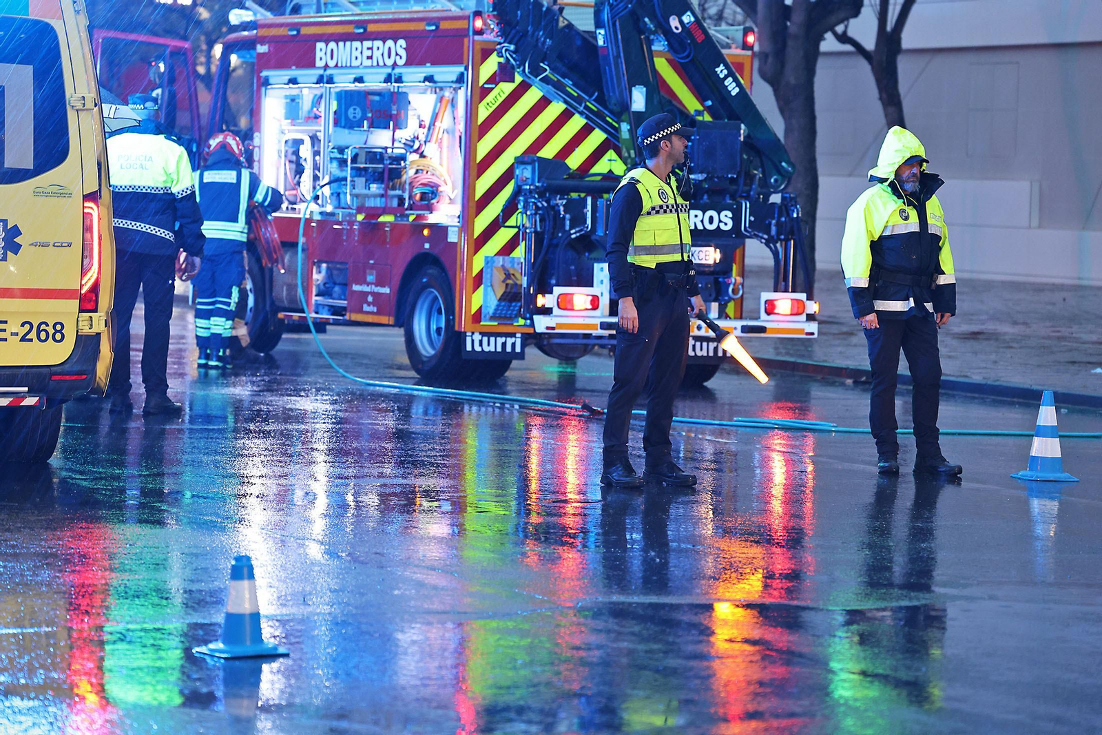 Las espectaculares imágenes del rescate de una persona en un accidente de tráfico en Huelva
