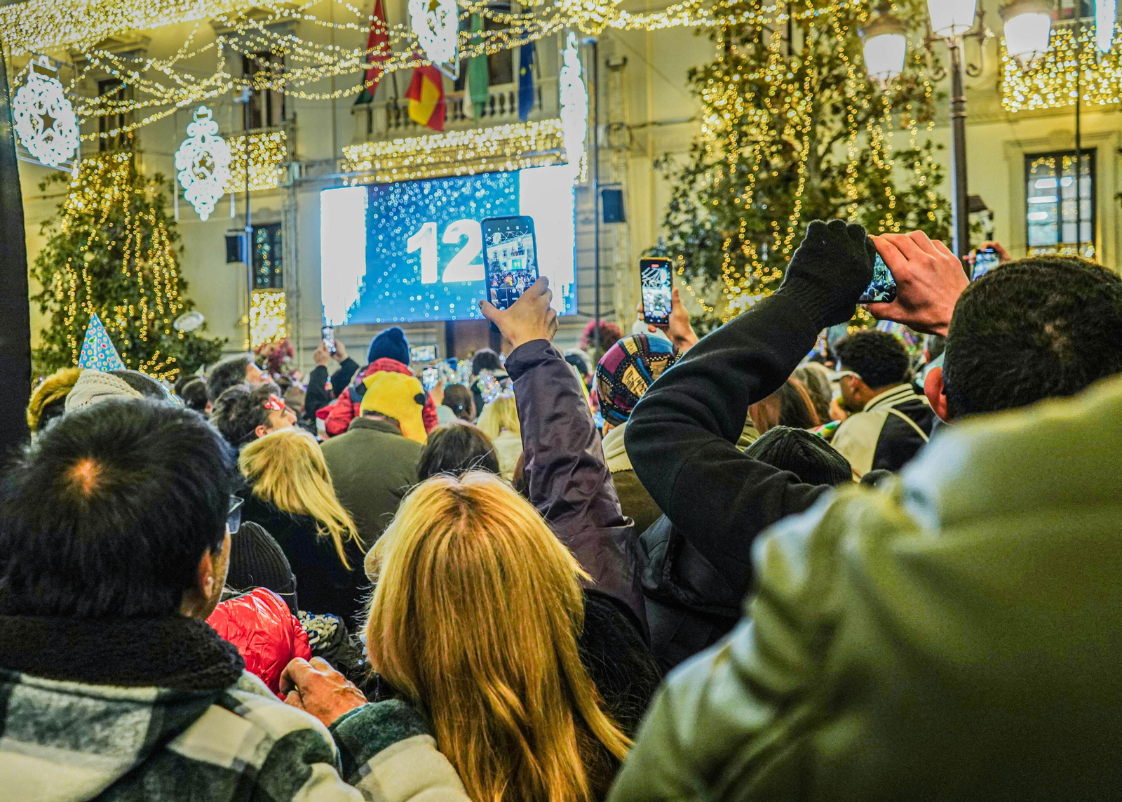 Así se vivieron las campanadas en la Plaza del Carmen de Granada: uvas y fiesta para recibir a 2024