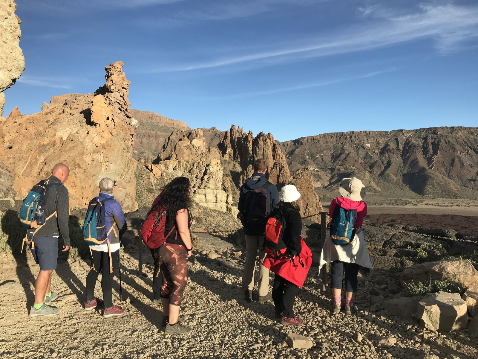 8. En el Parque Nacional del Teide hay rutas de senderismo para todos los niveles.