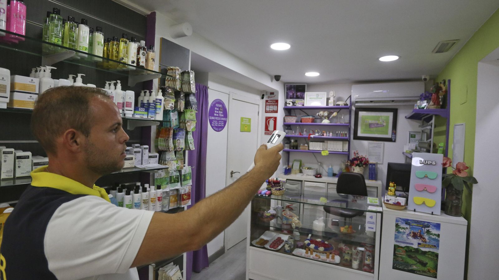 El propietario de la Botica de los Perfumes asegura que si pone el aire acondicionado a más de 24 grados sus productos se estropean.