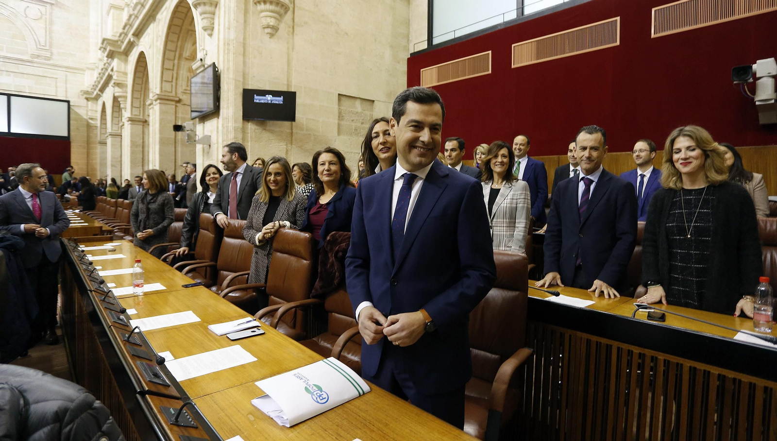 Las imágenes de la sesión de investidura de Juanma Moreno