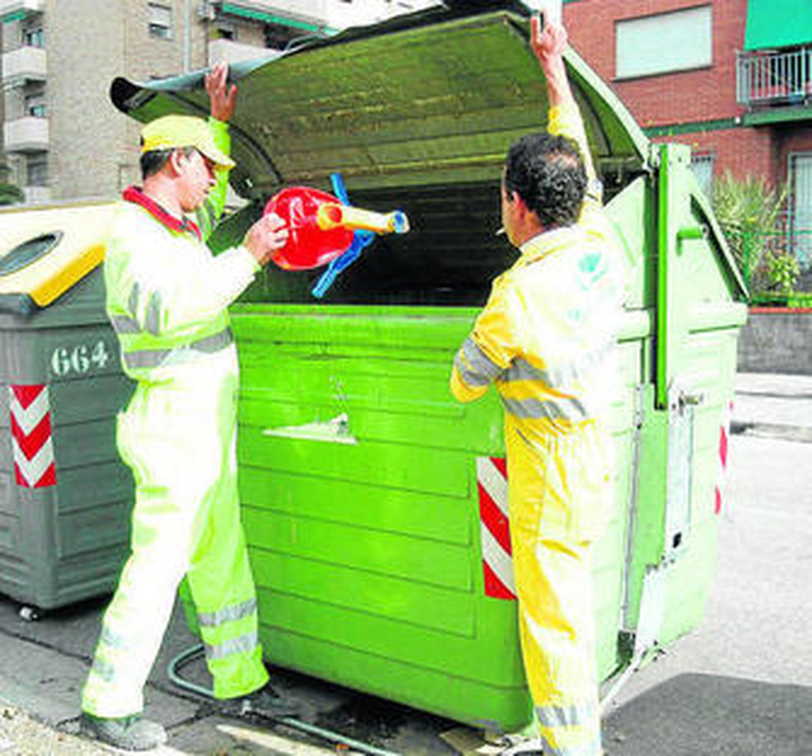 Dos operarios durante las labores de limpieza.
