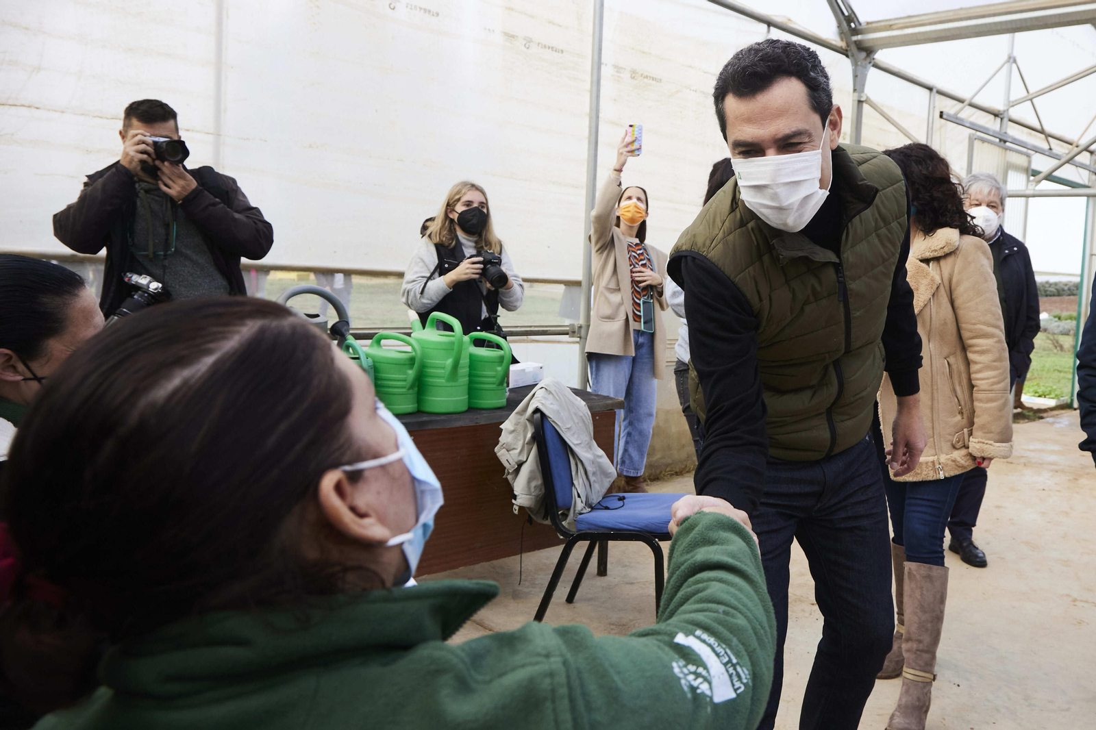 Juanma Moreno, en visita a una empresa en Dos Hermanas.