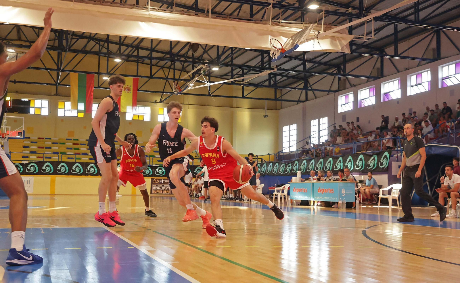 Fotos de la final del Torneo Internacional U20 de baloncesto entre España y Francia en La Línea