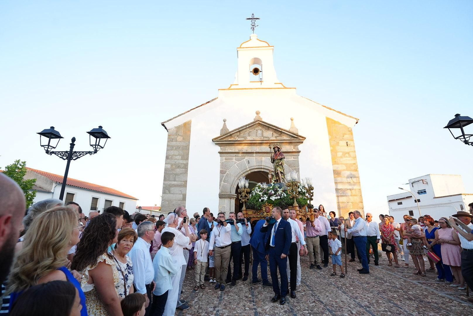 La procesión de San Roque en Dos Torres sobre las alfombras de sal, en imágenes