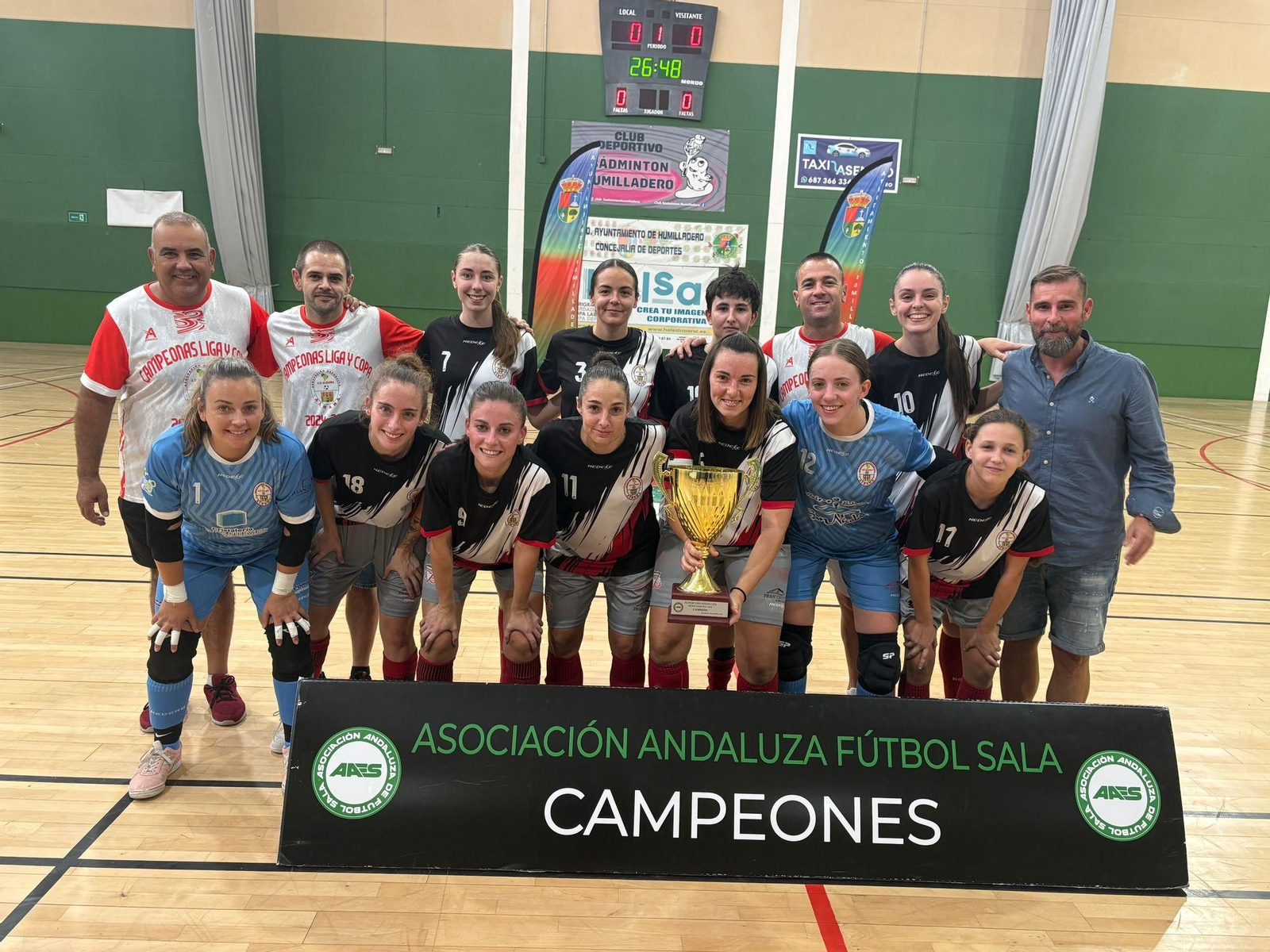 El conjunto alhameño recibe el trofeo de campeón de la Supercopa de Andalucía AAFS después de ganar la final.