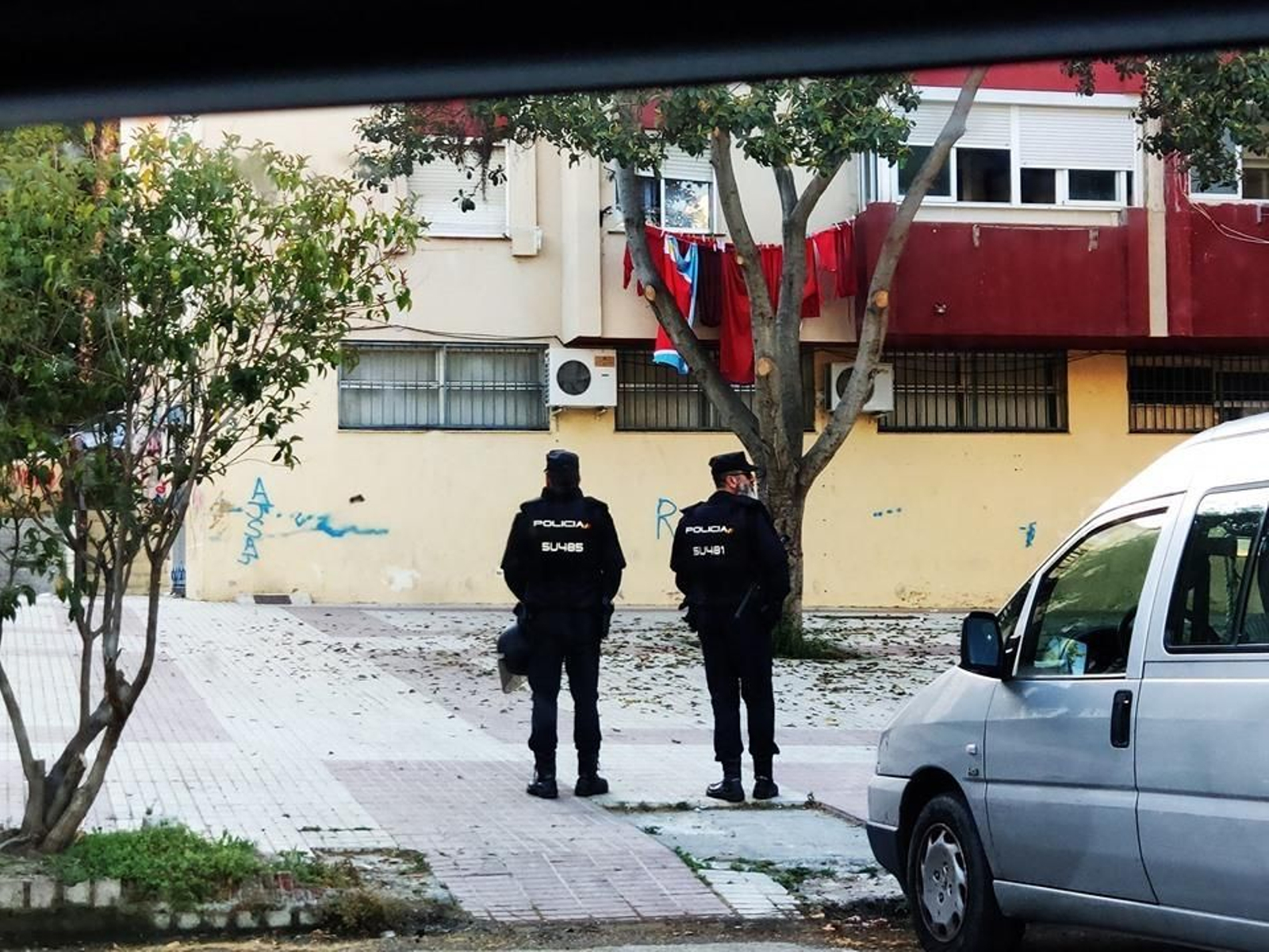 Dos policías nacionales, en la zona de las Albarizas en Marbella, en una reciente operación contra el narcotráfico.