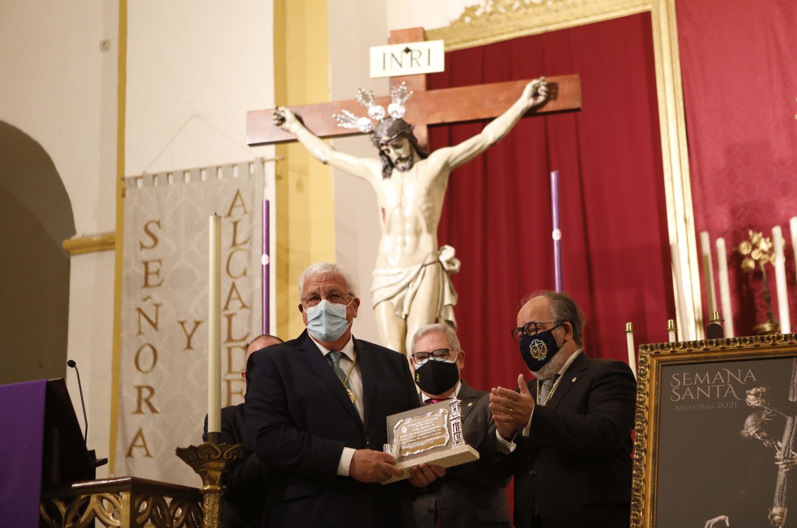 José Manuel Calvo, Hermano Mayor de Columna, recibe la Palma Cofrade de manos de Manuel Delgado, presidente del Consejo Local de HH. y CC.