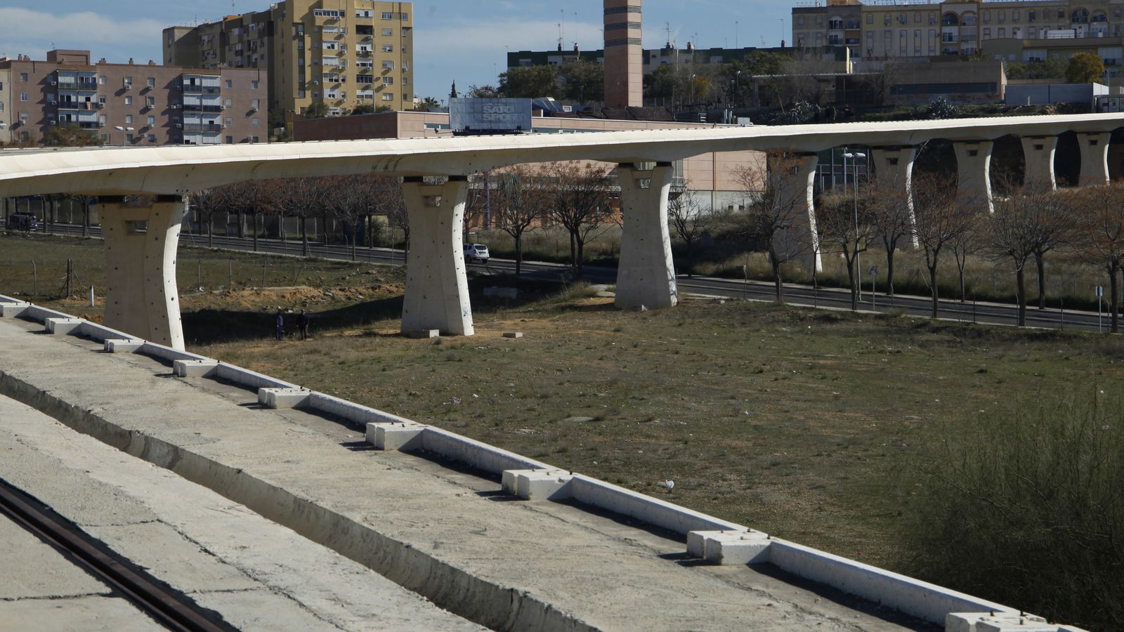 El tranvía de Alcalá cerca del municipio.