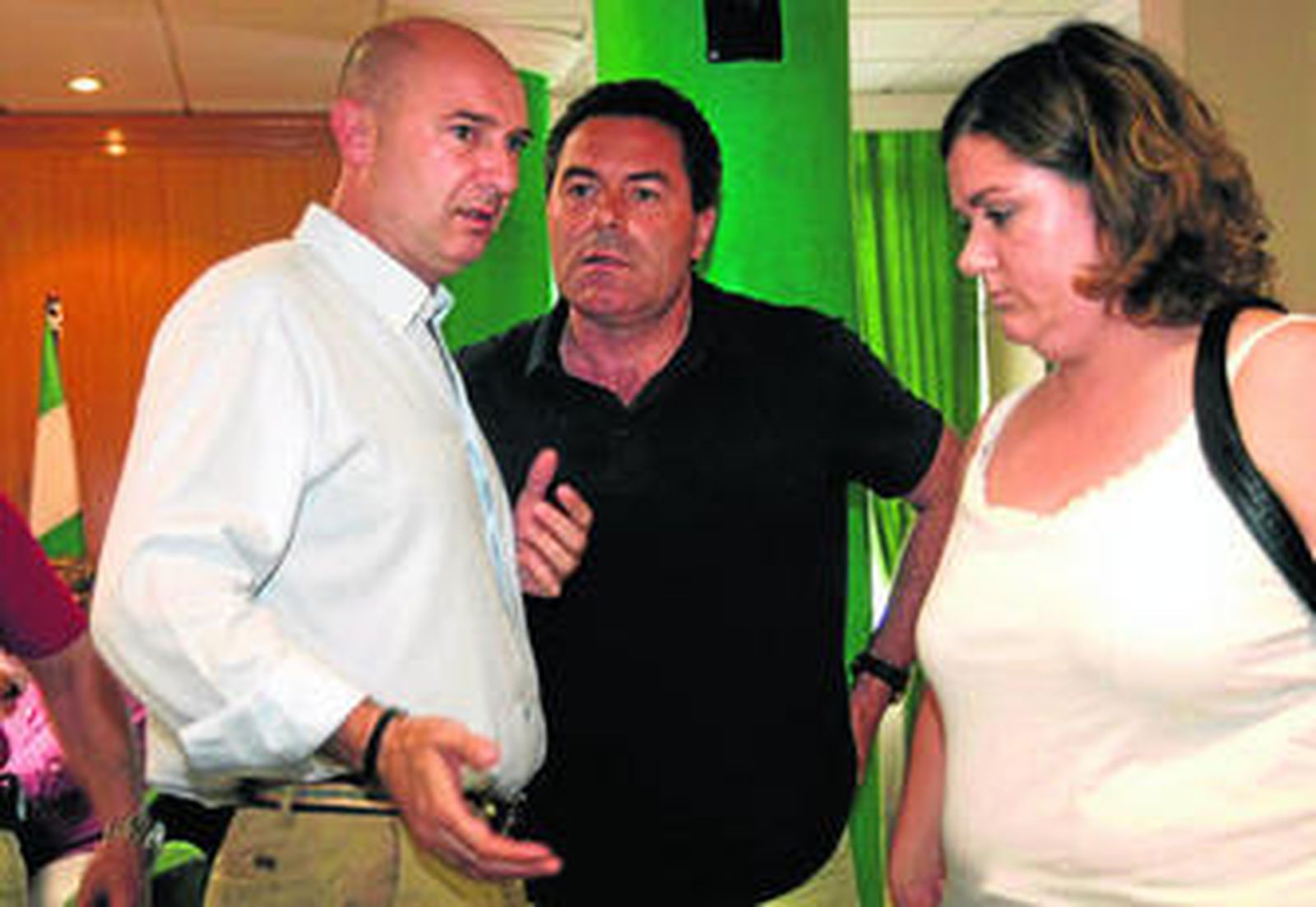 Manuel Megías, en el centro, con su compañera de grupo Sonia Vega y el portavoz del grupo independiente IDEA, José Luis Castillo.