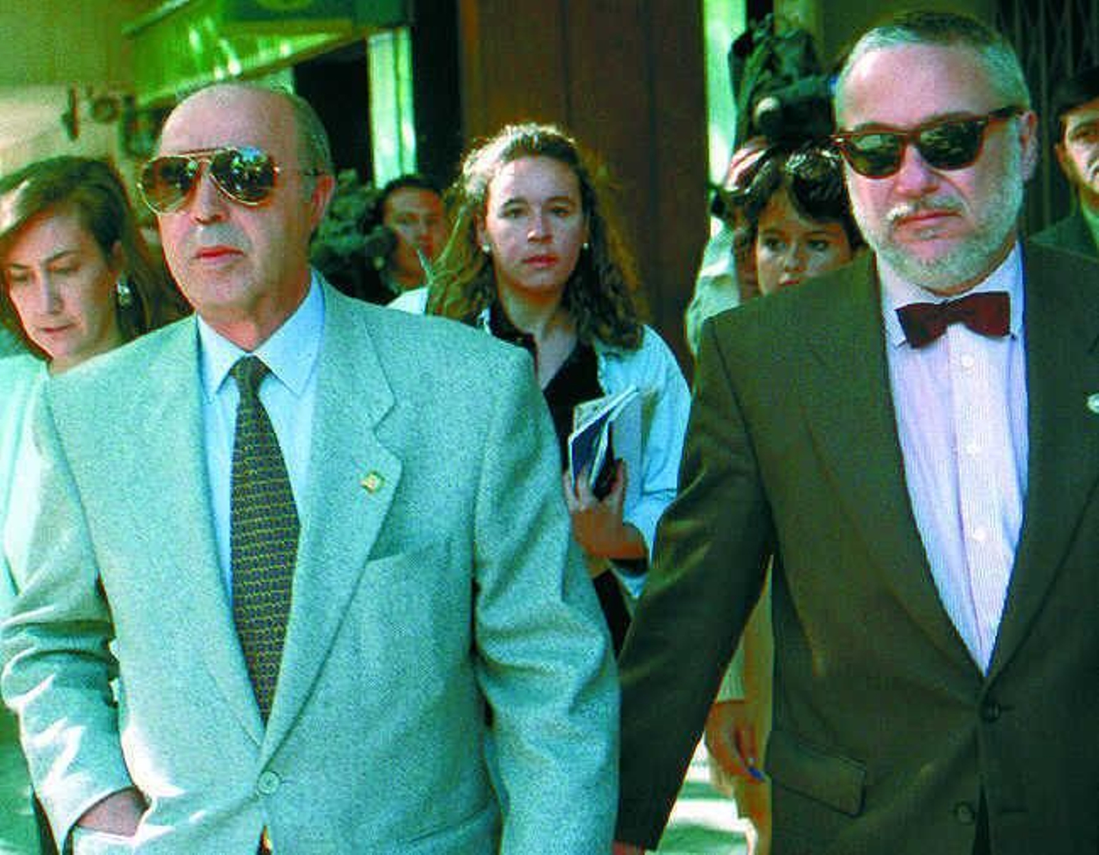 Enrique Rodríguez Galindo, a la izquierda a la salida de un juicio.