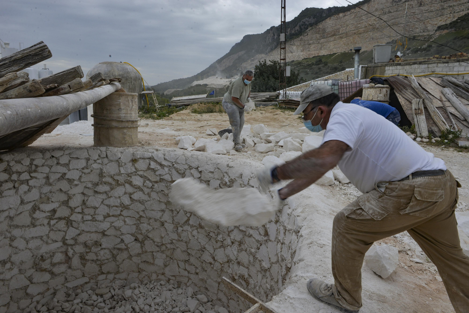 Así se fabrica la cal de Morón