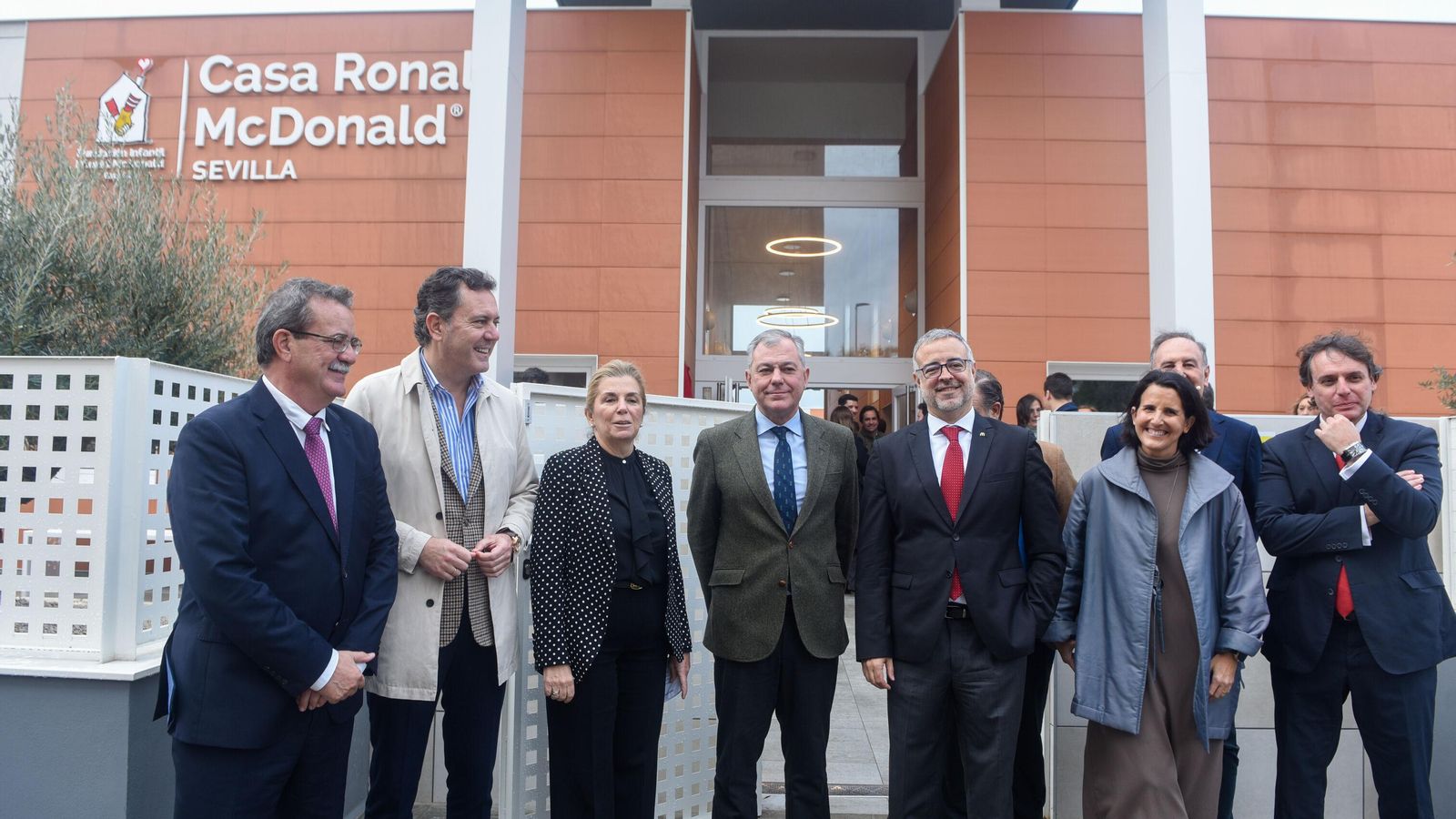Foto de familia de las autoridades presentes en la inauguración de la Casa Ronald McDonald en Sevilla.