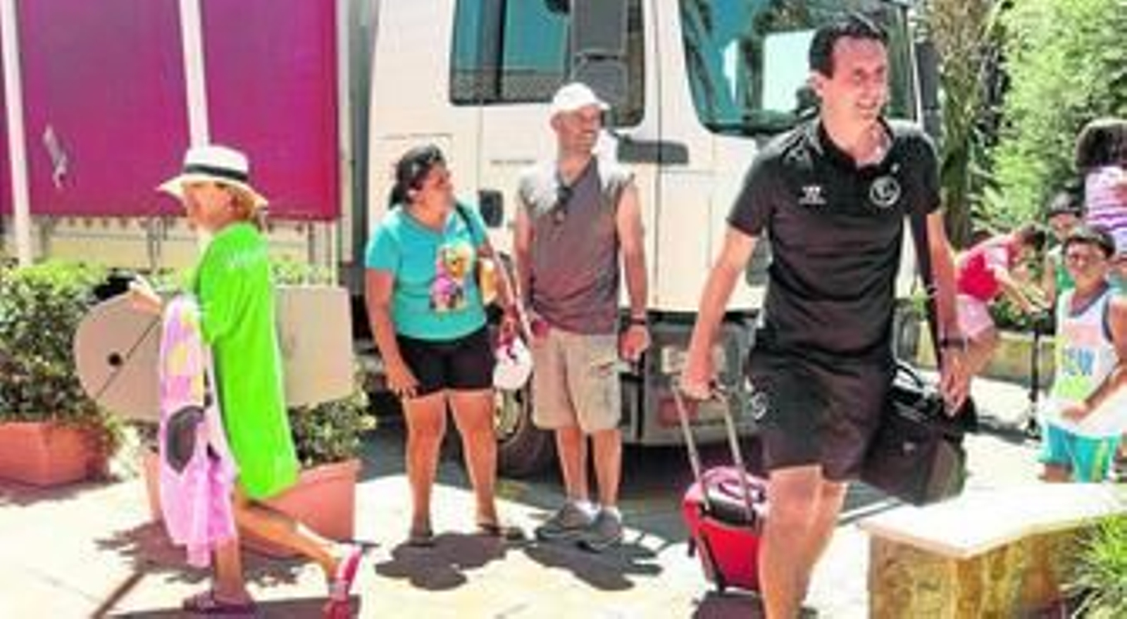 Unai Emery arrastra su maleta antes de ingresar en el vestíbulo del hotel Elba Costa Ballena, donde quedó concentrado el Sevilla.