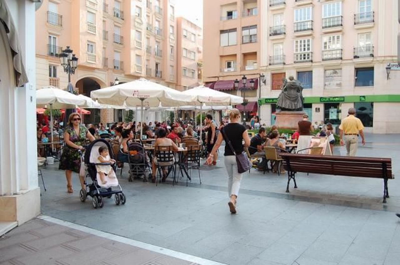 Terrazas en la plaza de la Iglesia de La Línea