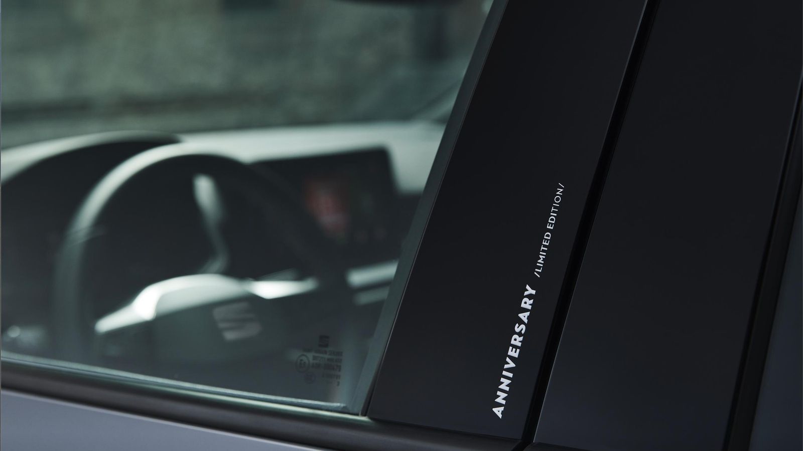 Los grabados láser también identifican a esta nueva versión conmemorativa.