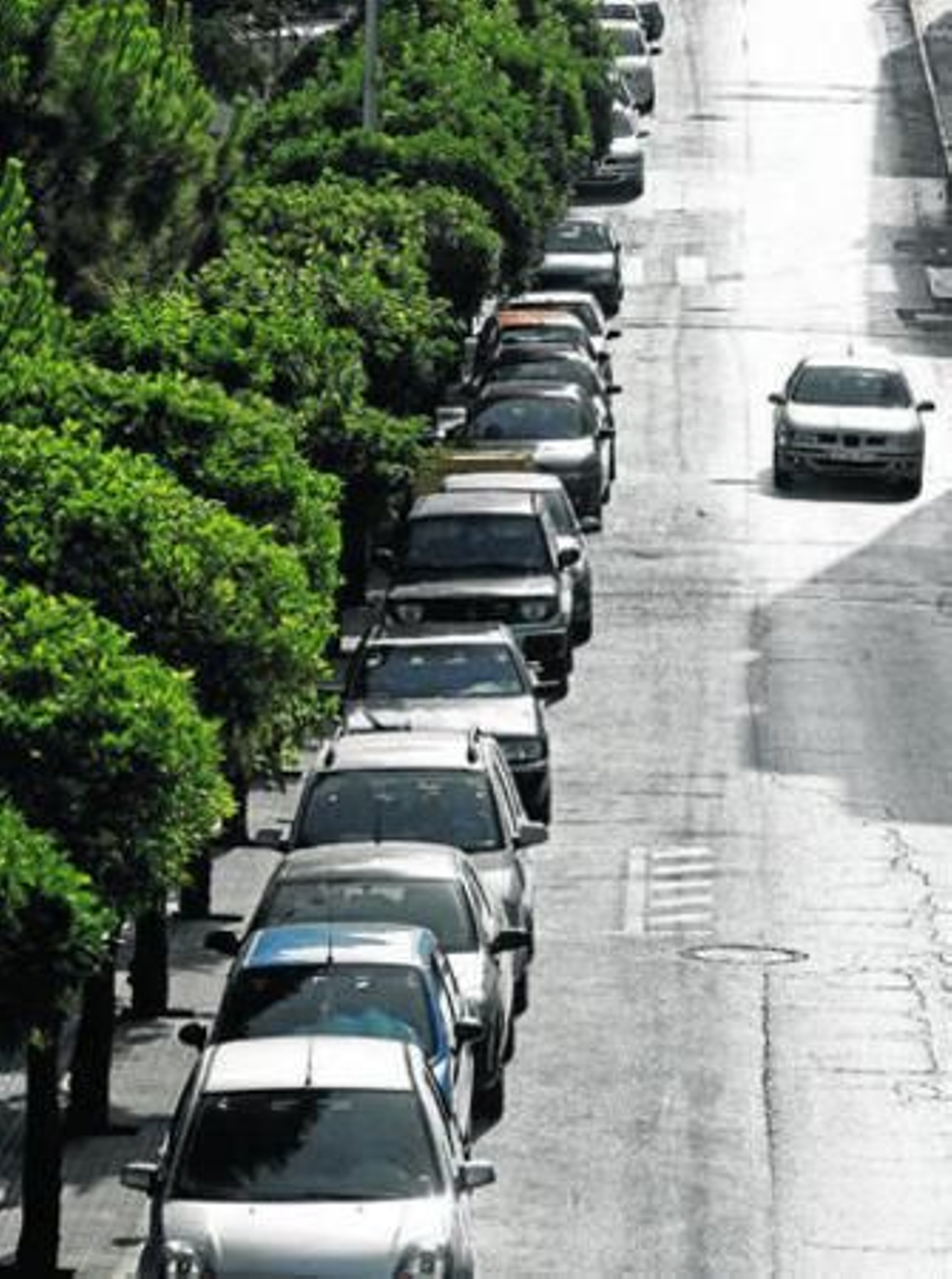 Vehículos estacionados en línea en San Roque, en una imagen reciente.