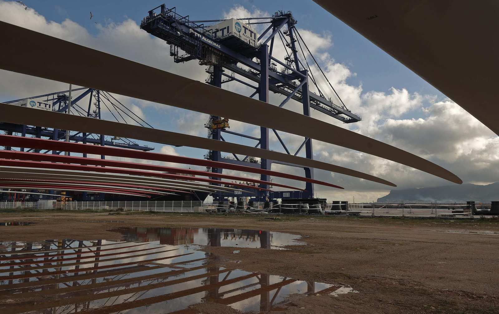 Los aerogeneradores descargados en el muelle de Isla Verde Exterior del Puerto de Algeciras, en imágenes