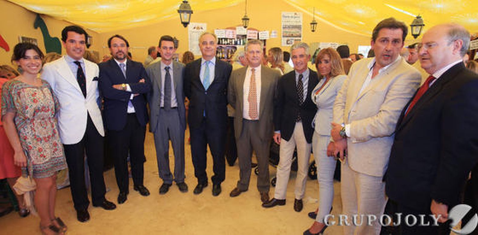 Los miembros de Grupo Caballero Bodegas Lustau Pilar Canales (Responsable de Trade Marketing), Juan Mateos (Relaciones Públicas), Luis Luengo (Subdirector), Jon Martínez (Director General), Rafael Miró (Director de Ventas), Jaime Marín (Director de Producción), Alejandra Núñez (Comercial), Antonio Heredia (Director Comercial) y Carmelo Rupérez (Director de Marketing), acompañados por el gerente de Diario de Jerez, Miguel Berraquero.

Foto: Vanesa Lobo y Manuel Aranda