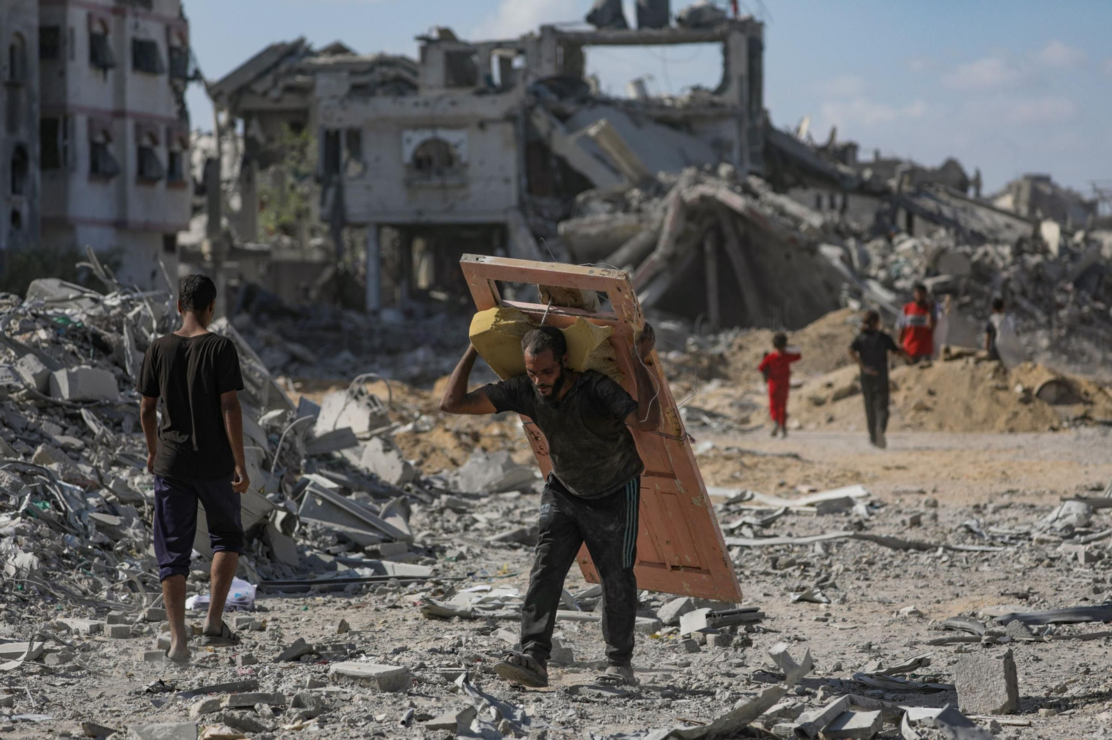 Las imágenes de Gaza tras el alto el fuego: los gazatíes andan entre las ruina de sus ciudades