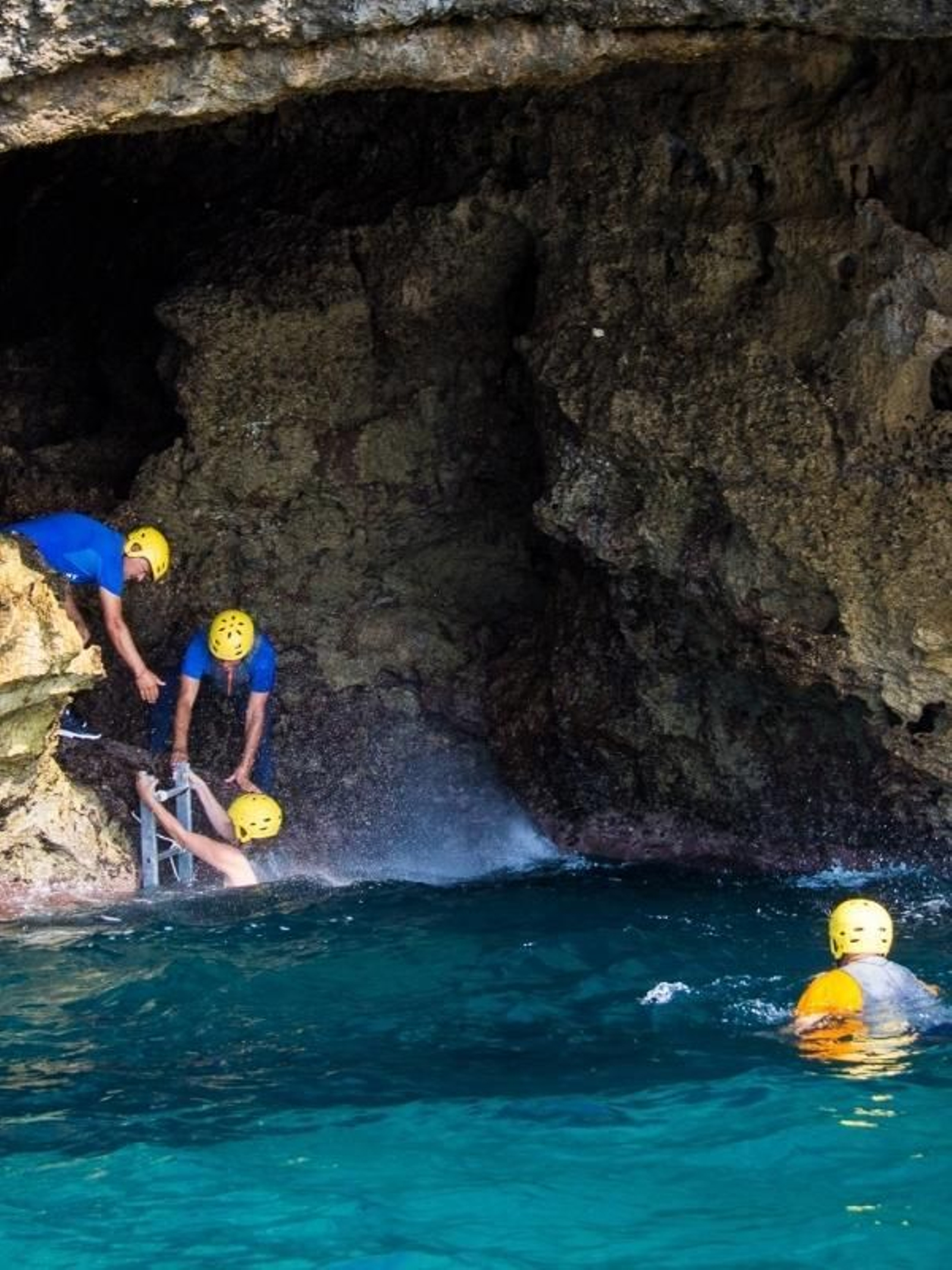 Personas acceden a la cueva del Lobo Marino. Personas acceden a la cueva del Lobo Marino.