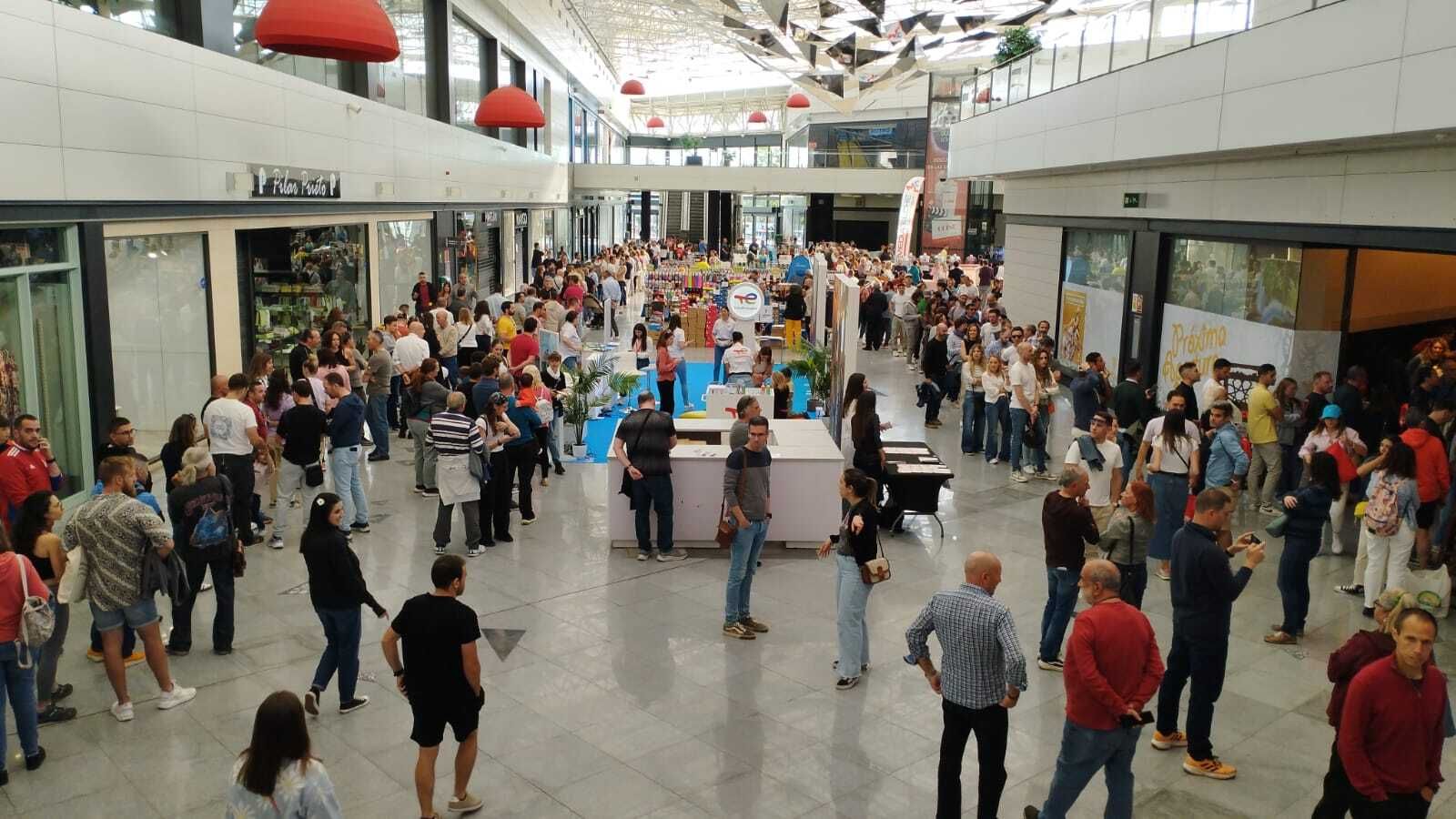 Los deportistas, guardando cola en el Serrallo Plaza para recoger sus dorsales.