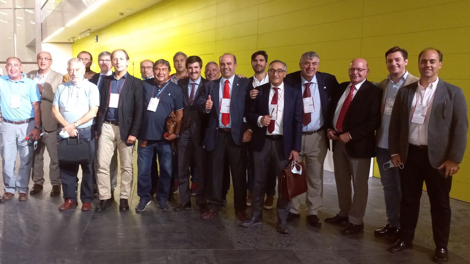 Miembros de Accionistas Unidos, tras la última Junta de Accionistas, en Fibes.