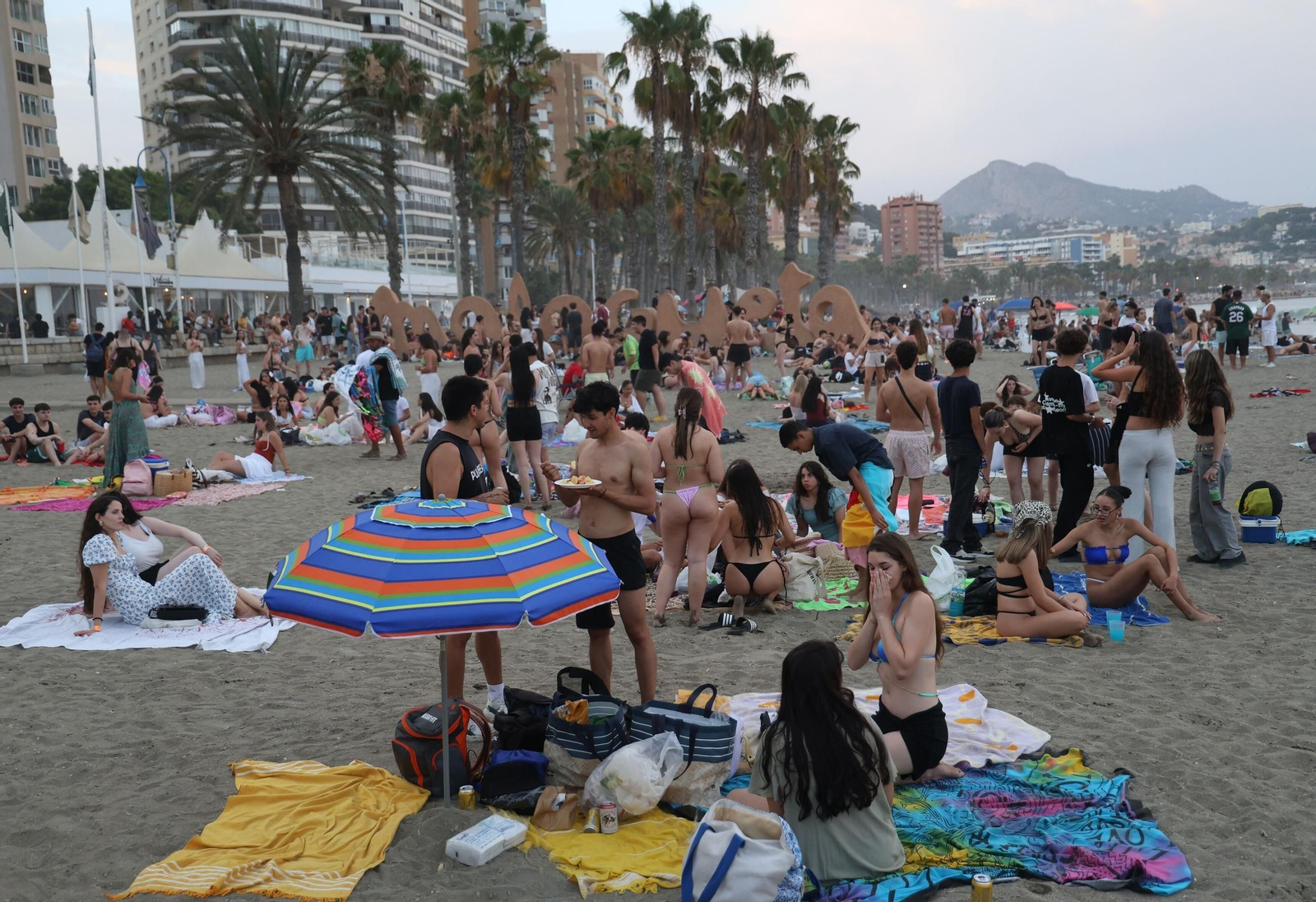 Así se vive la noche de San Juan en la playa de la Malagueta de Málaga, en fotos