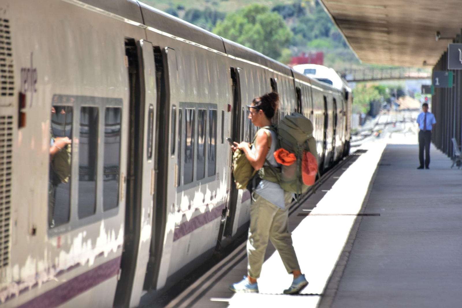 Una viajera en la estación de tren de Algeciras