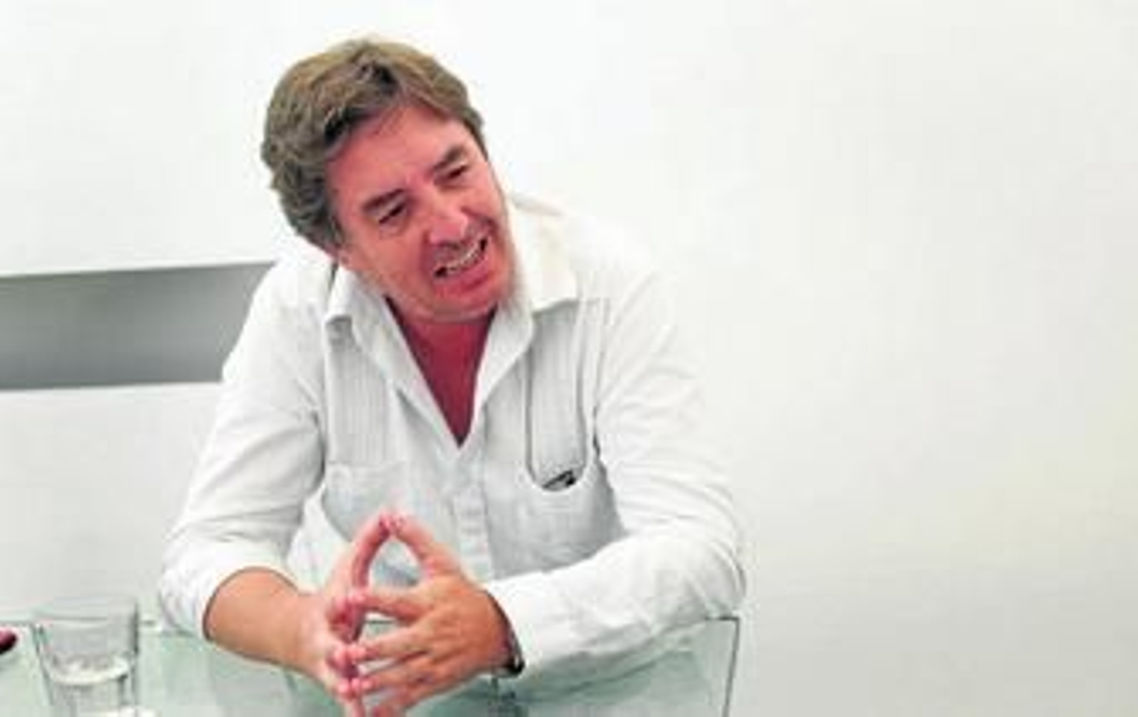 Luis García Montero (Granada, 1958) regresa con un libro que reflexiona alrededor de la poesía: sobre su legado, su futuro y los males que la rodean. Luis García Montero (Granada, 1958) regresa con un libro que reflexiona alrededor de la poesía: sobre su legado, su futuro y los males que la rodean.