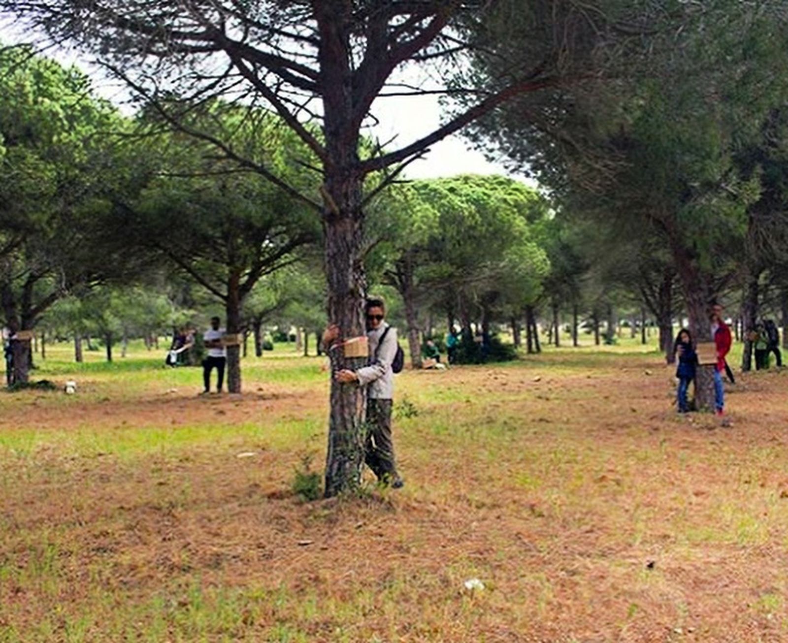 Protesta protagonizada por Toniza Ecologistas en Acción en su día contra la urbanización de una zona de pinar en Costa Sancti Petri.