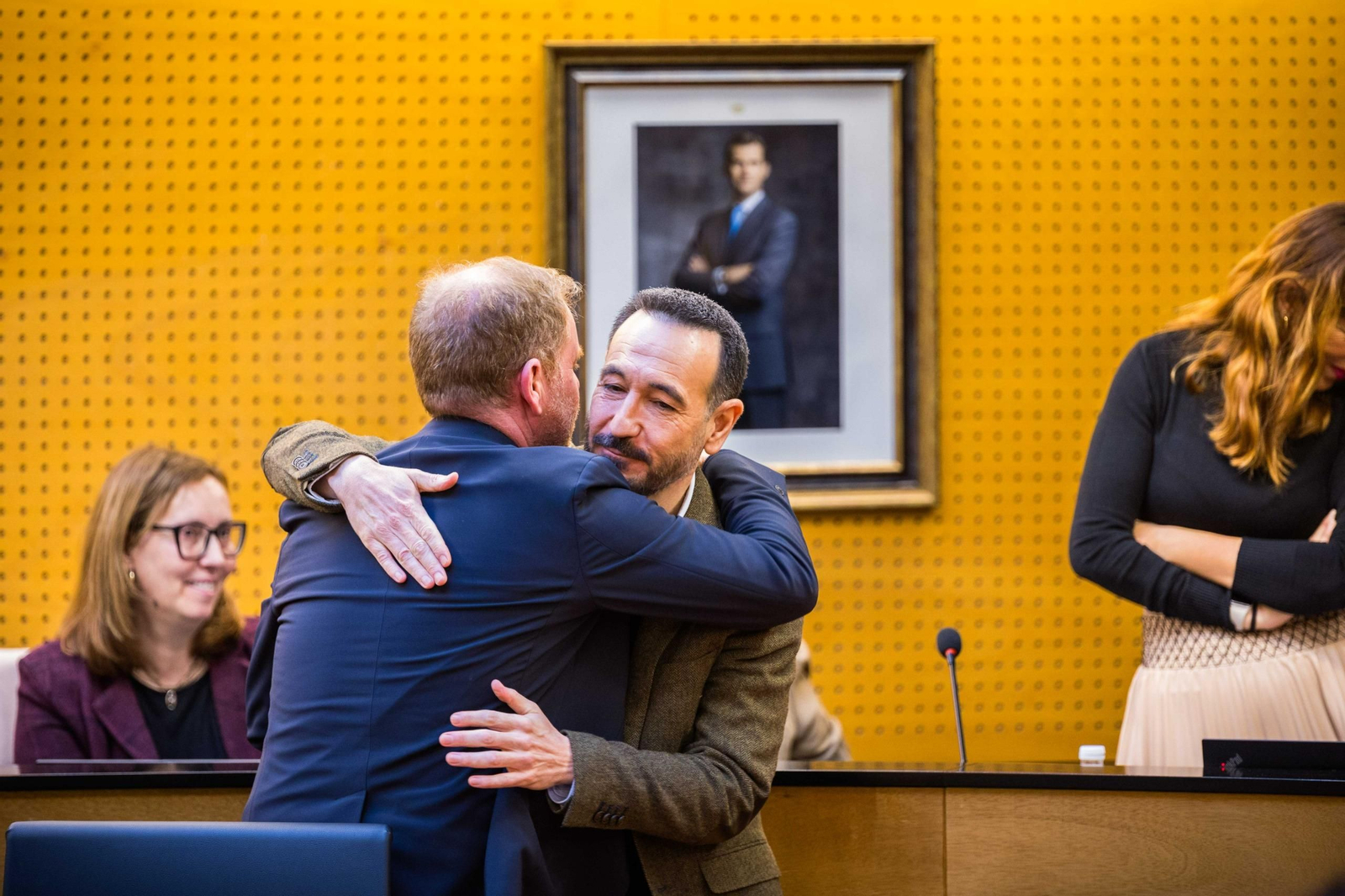 Conrado Rodríguez se abraza a Fernando López Gil en su despedida del Ayuntamiento de San Fernando