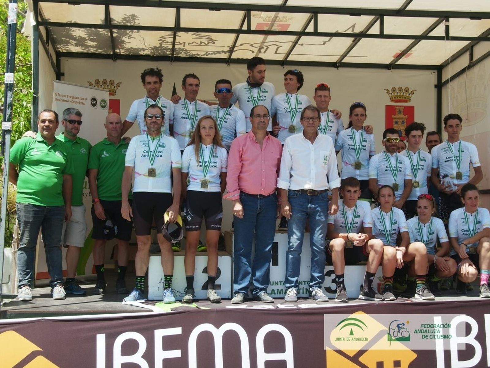 Los 16 campeones de la última jornada posan juntos en Villamartín con sus medallas.