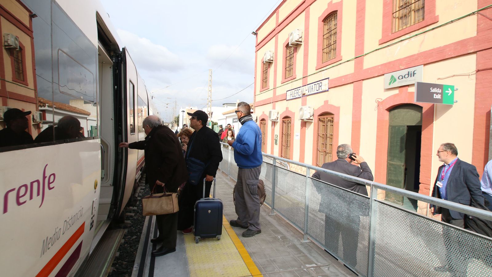 Pasajeros montándose en un tren.