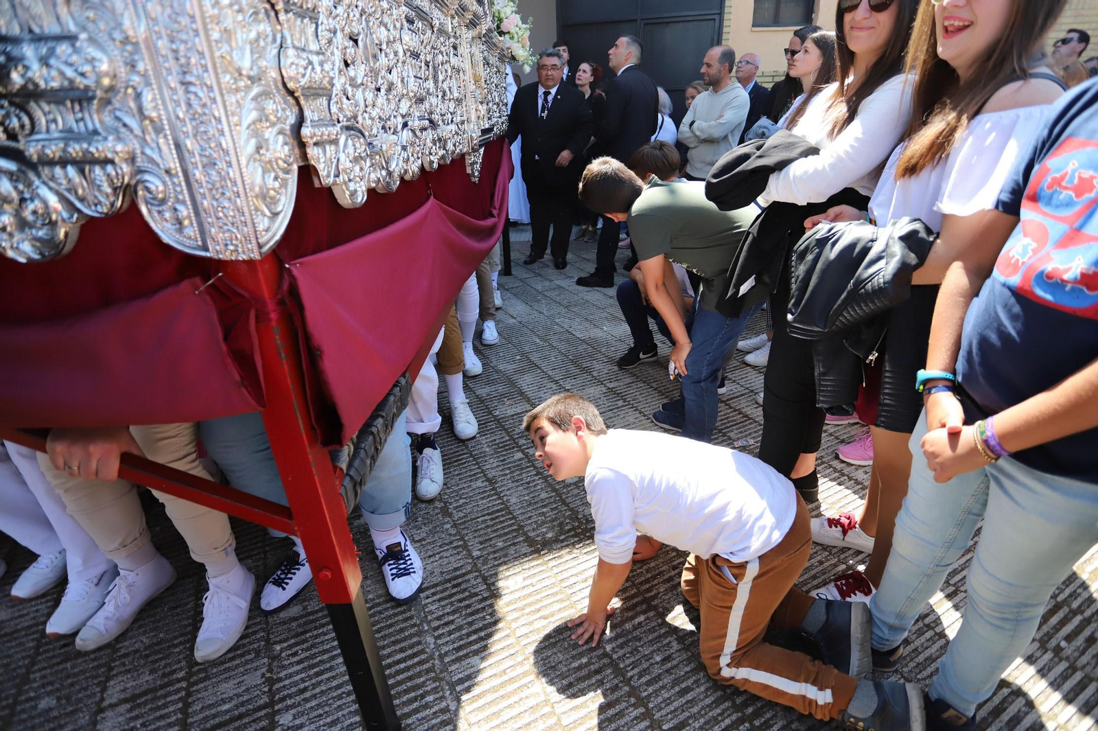 Imágenes del recorrido de la Hermandad del Cristo Cautivo de Huelva